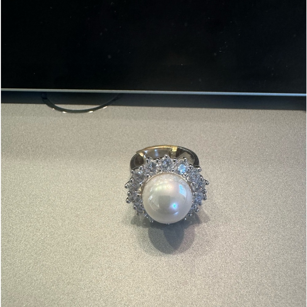 VINTAGE!! Faux Pearl with rhinestone ring!